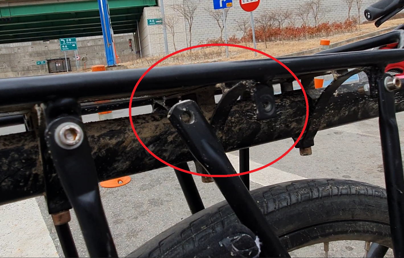 Broken luggage rack on bicycle